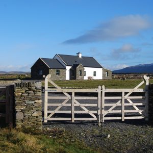Patricks Beach House, Front Elevation, Pict. 1, Rent an Irish Cottage with Sea View along the Wild Atlantic Way in Kerry