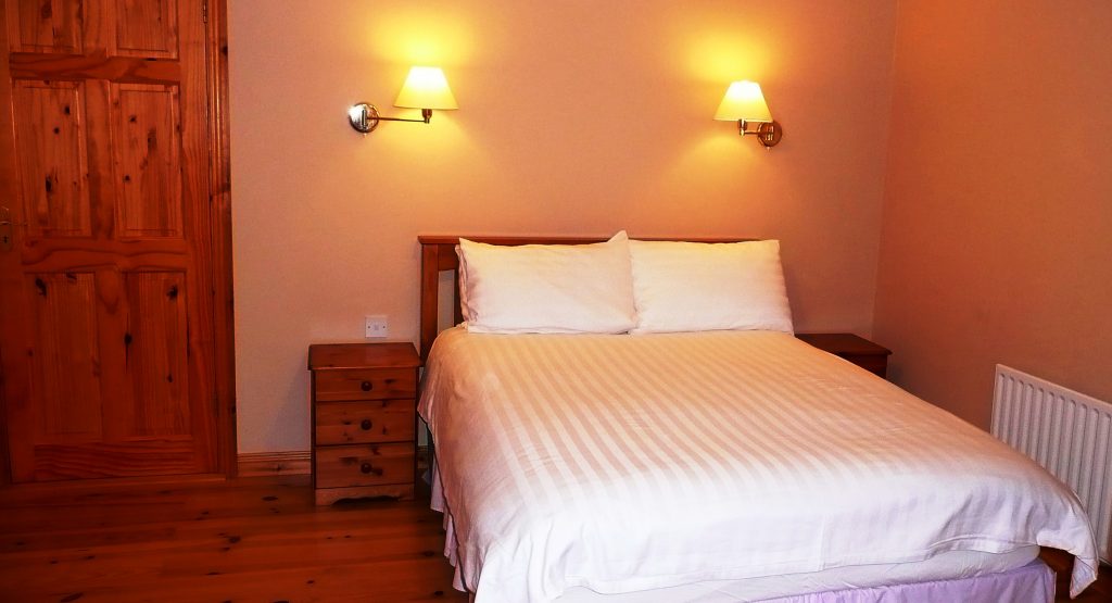 Holiday Home, Kerry, Ireland, Dellwood Lodge 14, Bedroom 3, Pict. 2, Rent an Irish Cottage with Sea View along the Wild Atlantic Way in Kerry