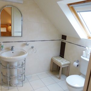 Bad zu Schlafzimmer sechs auf der ersten Etage von Ferienhaus Castle View in Glenbeigh in Kerry, Irland.